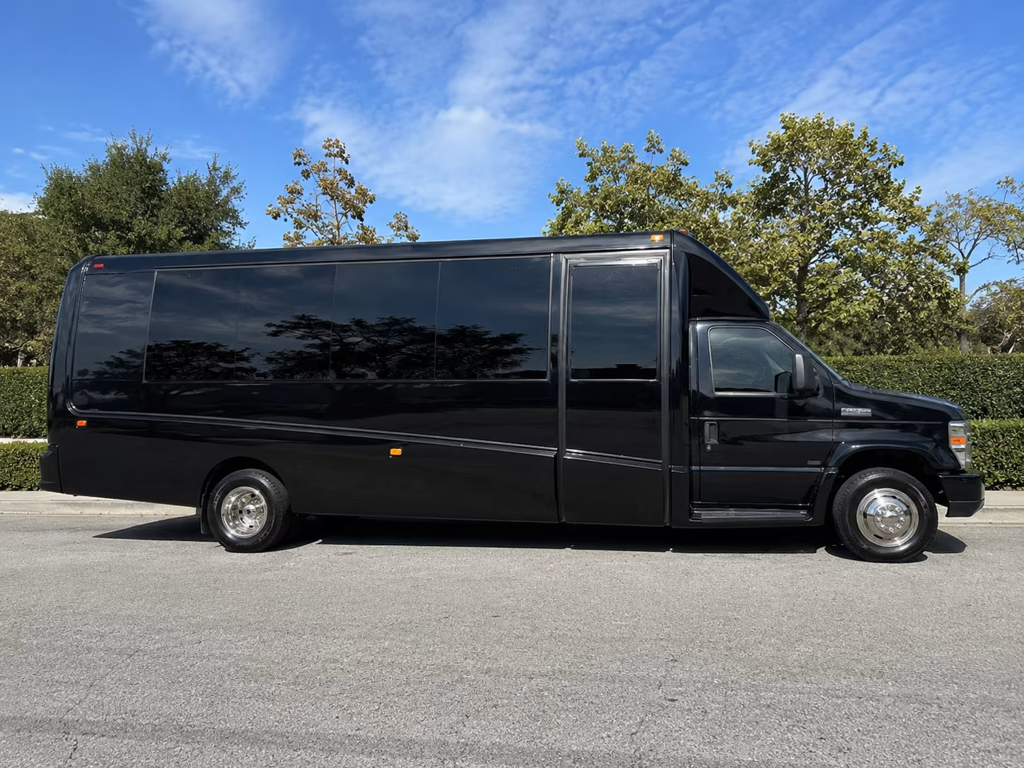 get a prom bus to knott s berry farm hotel or anaheim from bellflower